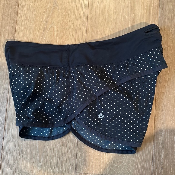lululemon athletica Pants - Lululemon Speed Shorts - Size 8 - Chevron Dot Black
